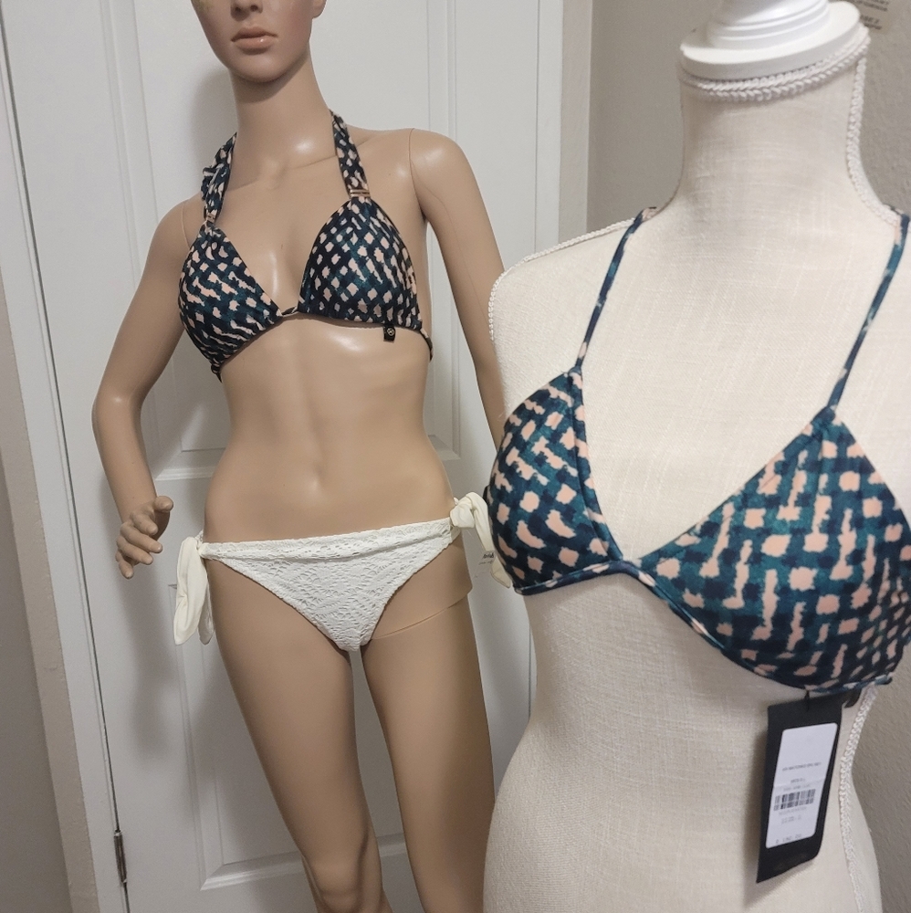 Set of 2 Vix bikini tops and 1 lace bottom